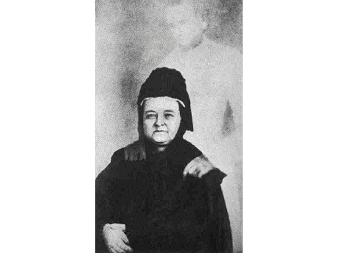 Bức ảnh được chụp năm 1970 này cho thấy linh hồn của Tổng thống Mỹ Abraham Lincoln đang đứng đằng sau người vợ của mình. Tác giả của bức ảnh này là William Mumler - một nhiếp ảnh gia nghiệp dư được cho là một trong những người đầu tiên đi chụp ảnh các "linh hồn".