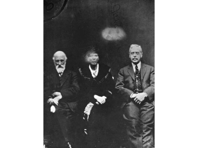 Dù Hope bị một điều tra viên là Harry Price buộc tội lừa đảo năm 1922 khi sử dụng kỹ thuật chụp ảnh chồng hình để chụp các bức ảnh linh hồn nhưng nhiều người vẫn tin tưởng vào khả năng của nhiếp ảnh gia này.