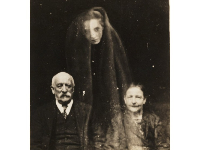 William Mumler cũng là người đã chụp bức ảnh một cặp vợ chồng già với linh hồn của một cô gái trẻ khoảng năm 1920