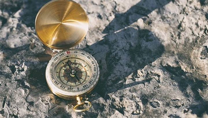 Colombus cũng ghi chép về những điều kỳ lạ khi những chiếc la bàn không thể hoạt động được trong khu vực này.