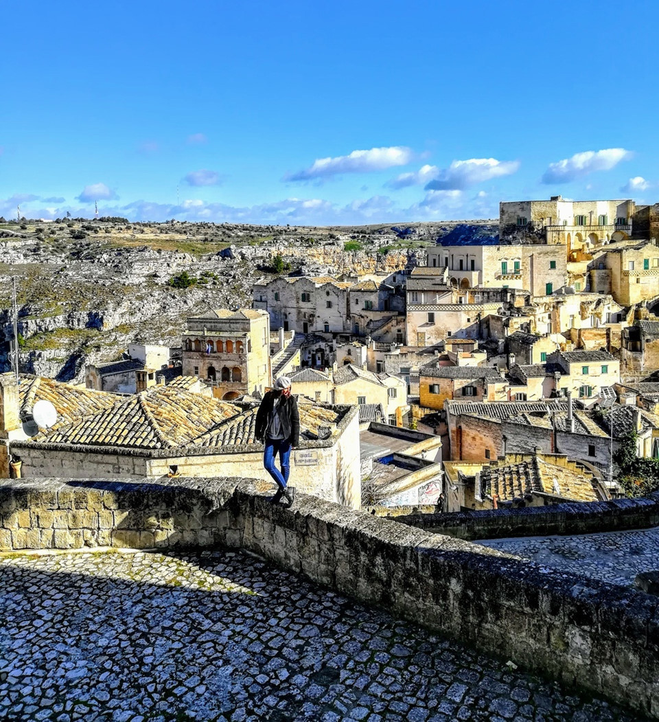 Matera (Italy): Thành phố này được UNESCO công nhận là di sản thế giới vào năm 1993. Vùng đất xinh đẹp nằm trên một sườn đồi lởm chởm đá. Ngày xưa, Mareta khá bẩn thỉu và chịu nạn nghèo đói, dịch bệnh tràn lan. Theo thời gian, thành phố Mareta vẫn giữ được nét hoang sơ và độc đáo vốn có. Tại các nhà thờ trong hang động, những bức bích họa đầy màu sắc trở thành điểm nhấn gây ấn tượng với du khách. Ảnh: @gidy369, @claudiachiarito.