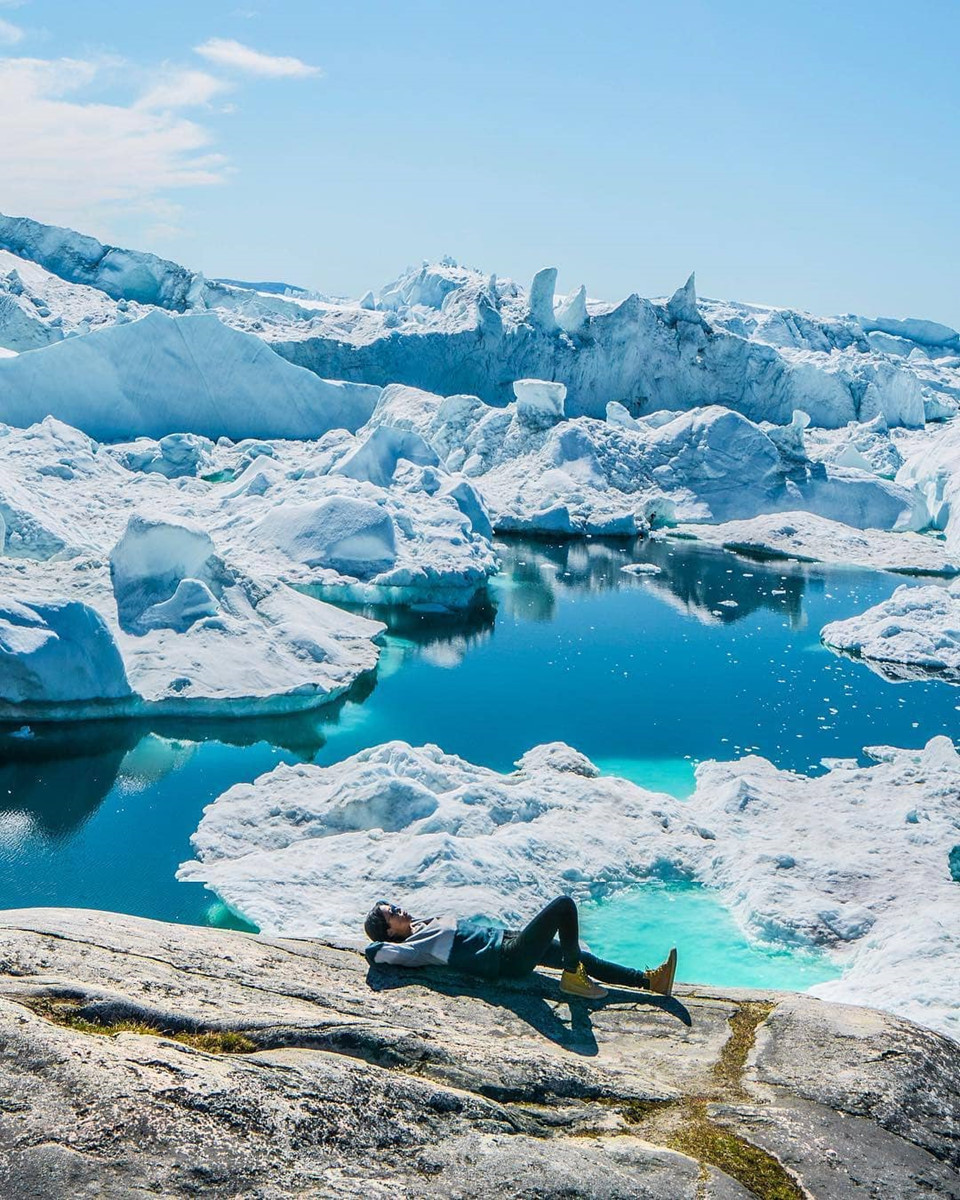 Greenland (Đan Mạch): Hòn đảo lớn nhất thế giới ấy là một vùng tự trị của Vương quốc Đan Mạch. Mọi người còn biết đến Greenland như một nơi tận cùng của Trái Đất với thời tiết lạnh lẽo quanh năm. Do băng giá phủ đến 80% diện tích của hòn đảo, tàu, trực thăng và máy bay trở thành phương tiện chính để kết nối giữa các khu vực ở Greenland. Một vài địa điểm du khách thường ghé tham quan như thị trấn Iluissat, Kangerlussuaq. Ảnh: @dronenature, @trulyamazingplaces.