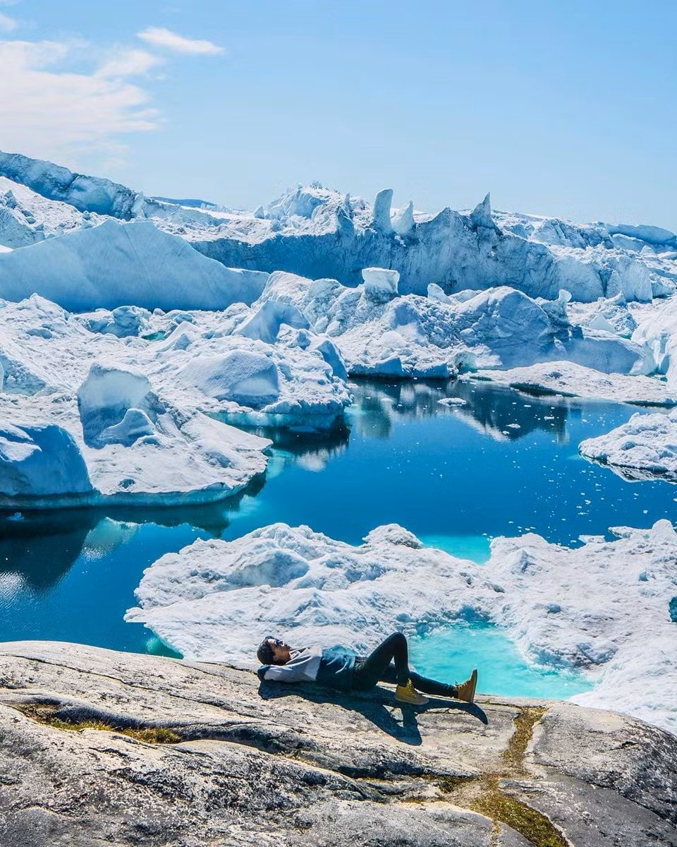 Greenland (Đan Mạch): Hòn đảo lớn nhất thế giới ấy là một vùng tự trị của Vương quốc Đan Mạch. Mọi người còn biết đến Greenland như một nơi tận cùng của Trái Đất với thời tiết lạnh lẽo quanh năm. Do băng giá phủ đến 80% diện tích của hòn đảo, tàu, trực thăng và máy bay trở thành phương tiện chính để kết nối giữa các khu vực ở Greenland. Một vài địa điểm du khách thường ghé tham quan như thị trấn Iluissat, Kangerlussuaq. Ảnh: @dronenature, @trulyamazingplaces.