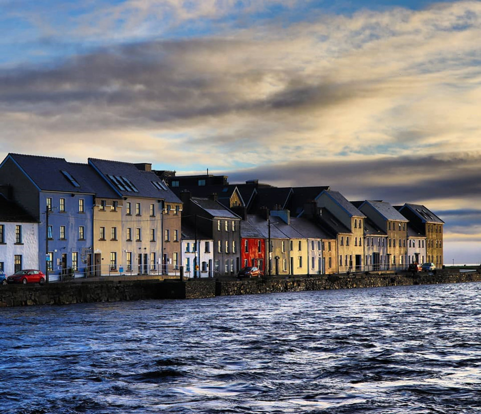 Galway (Ireland): Thành phố lớn thứ 4 của Ireland có dân số khoảng 80.000 người. Galway thường xuyên có nhiều sự kiện nghệ thuật thu hút số lượng lớn người tham gia, nổi bật trong số đó là cuộc diễu hành Macnas nổi tiếng. Ngoài ra, thành phố sôi động này còn có nhiều địa điểm để tham quan như công viên John F. Kennedy, vách đá Moher, thánh đường Galway... Nếu thích cuộc sống nhộn nhịp về đêm, du khách có thể hòa mình vào phố Quay, tựu điểm của các nhà hàng, quán bar... Ảnh: @lorenzo90vi, @catchandshare.