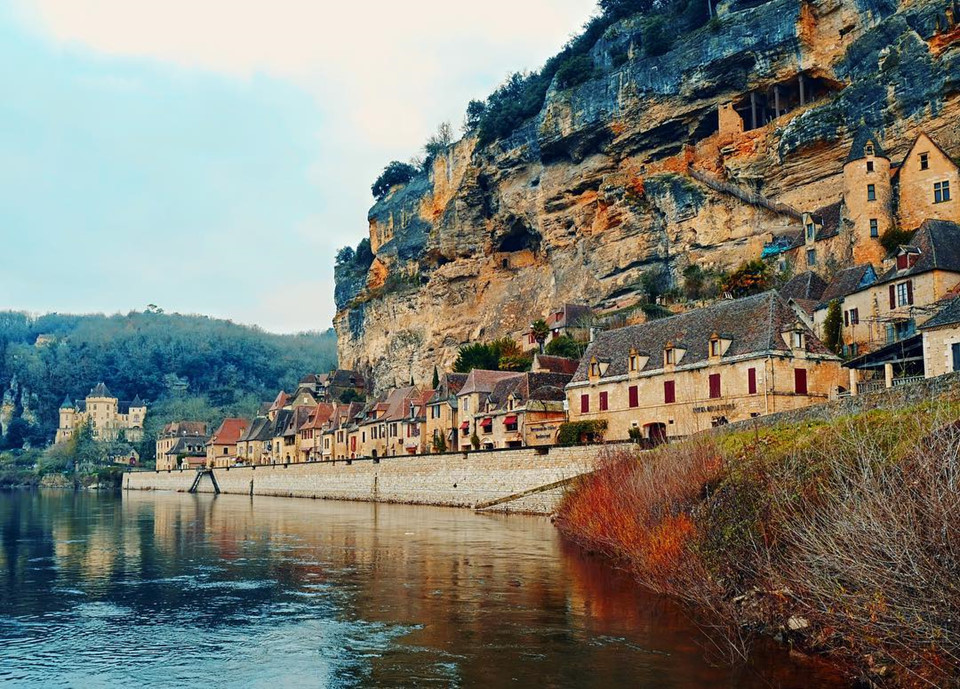 Dordogne (Pháp): Tỉnh Dordogne thuộc vùng Aquitaine. Tuy vị trí nằm trong lòng nước Pháp, không giáp biển, khu vực này vẫn thu hút khách du lịch nhờ thiên nhiên trong lành và và kiến trúc cổ đặc sắc. Nơi đây có 5 dòng sông chảy qua. Du khách có thể đến tham quan thung lũng sông Dordogne để chiêm ngưỡng hàng trăm tòa lâu đài cổ kính. Đặc biệt, các di tích, tranh vẽ hang động của người tiền sử trong thung lũng sông Vezere là điểm nhấn quan trọng trong hành trình khám phá của du khách tại Dordogne. Ảnh: @jungetmadsen, @niamor_epicurien.