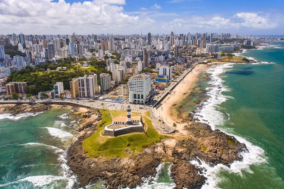 Salvador (Brazil): Thành phố giàu tính lịch sử này là thủ đô đầu tiên của Brazil từ 1549-1765. Nơi đây quy tụ những kiến trúc thuộc địa còn nguyên vẹn nhất tại Nam Mỹ. Nhiều thể loại âm nhạc cũng được khai sinh ở thành phố này như Bossa nova, Samba và Tropicalia. Nếu du lịch đến Salvador vào tháng 2, du khách có cơ hội tham dự lễ hội carnival hoành tráng, thu hút hơn 2 triệu người nhảy múa khắp đường phố. Ảnh: Tourplans, 100 Resilient Cities.