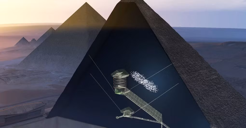 Kim tự tháp được trang bị một hệ thống đường hầm phức tạp khắc trên nền đá vôi. Những đường hầm này đến nay vẫn chưa được khám phá. Những người theo thuyết âm mưu tin rằng các học giả và nhà khoa học chính thống đang che giấu một thế giới ngầm của hầm mộ bên dưới các kim tự tháp.