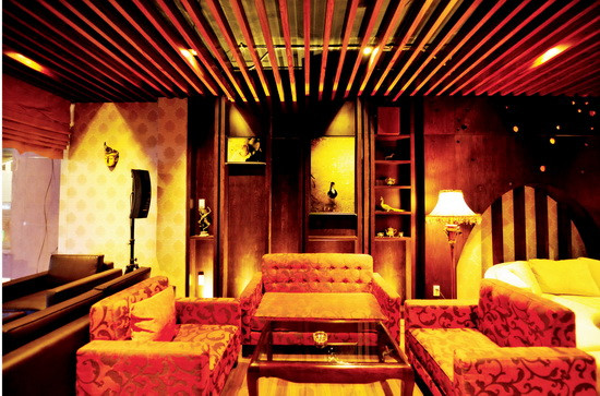 Tầng 2, nữ ca sĩ đã mở một quán cà phê mang thương hiệu Nightingale mang phong cách Nhật Bản. Ca sỹ Mỹ Tâm thiết kế công trình với không gian ấm cúng, sang trọng, phục vụ nhiều đối tượng khách hàng như để thưởng thức cà phê cùng với bạn bè, người thân hay thậm chí một mình với nhiều không gian được bố trí. 