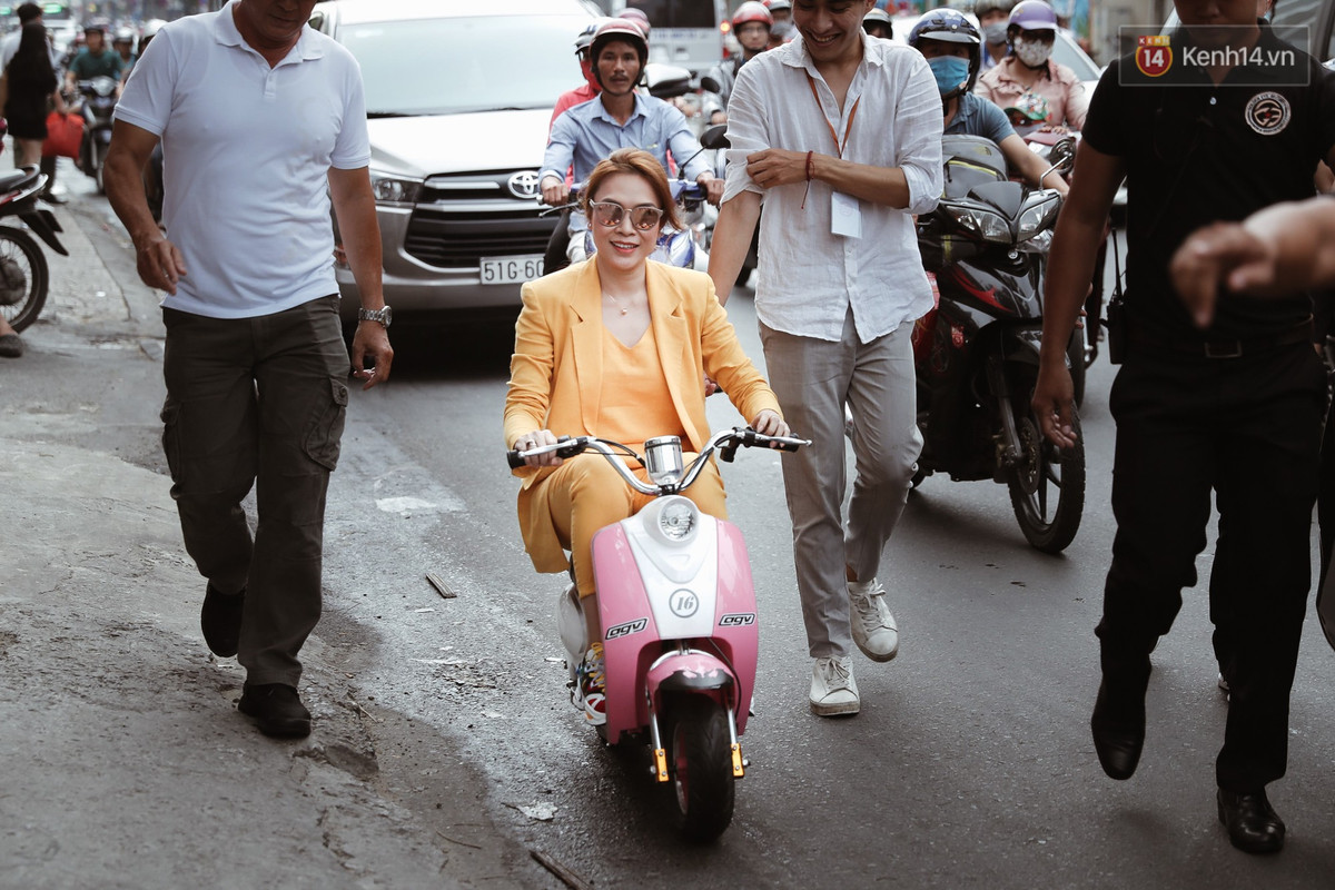 Là nghệ sĩ sở hữu mức cát xê ngất ngưởng nhưng Mỹ Tâm không có thói quen đổi xe như nhiều nghệ sỹ khác. Những ngày đầu hoạt động nghệ thuật, Mỹ Tâm di chuyển trên chiếc Mitsubishi Lancer Gala 1.6 màu đỏ trong nhiều năm. Tới năm 2010, Mỹ Tâm quyết định chi bạc tỷ để sắm siêu xe Audi Q7 tiền tỷ. Trong ảnh là khoảnh khắc "hớp hồn" fan của Mỹ Tâm khi xuống phố với chiếc xe bé xíu rất dễ thương.