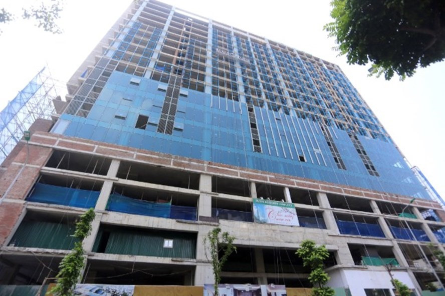 Toa nha 8B Le Truc xay dung sai phep: Vi sao thao do cham tien do?-Hinh-2