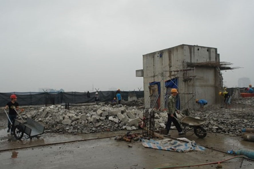 Toa nha 8B Le Truc xay dung sai phep: Vi sao thao do cham tien do?-Hinh-3