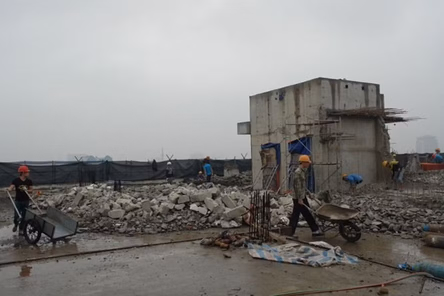 Toa nha 8B Le Truc xay dung sai phep: Vi sao thao do cham tien do?-Hinh-3