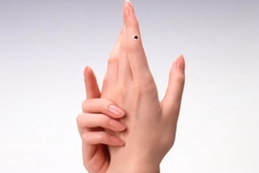Nếu như bạn sở hữu nốt ruồi trên ngón tay trỏ, nếu là phụ nữ thì dễ lấy được chồng giàu sang, thành đạt. Nếu là đàn ông thì sự nghiệp thành công nhưng phải nhờ cậy gia đình nhà vợ.