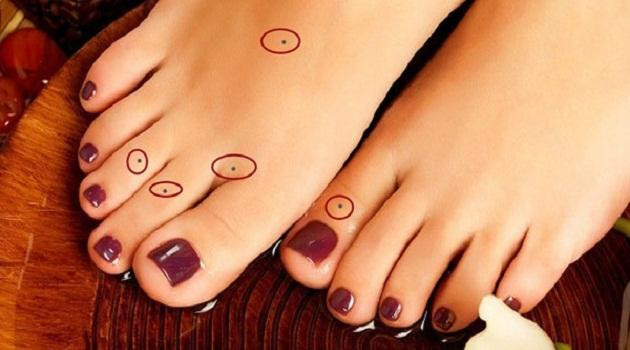 Nốt ruồi ở ngón chân giữa. Trong nhân tướng học nếu như bạn sở hữu nốt ruồi ở ngón giữa của bàn chân thì đây cũng là vị trí vô cùng may mắn, dư dả hơn người. 