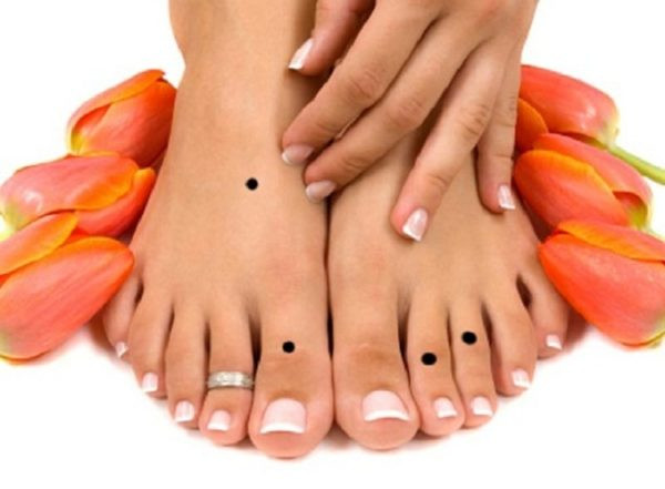 Chủ nhân của nốt ruồi này thường là người có tài ăn nói, có năng lực cao trong việc thuyết phục người khác theo ý nghĩ của mình, rất thành công trong công việc, được cấp trên yêu mến, tin tưởng.