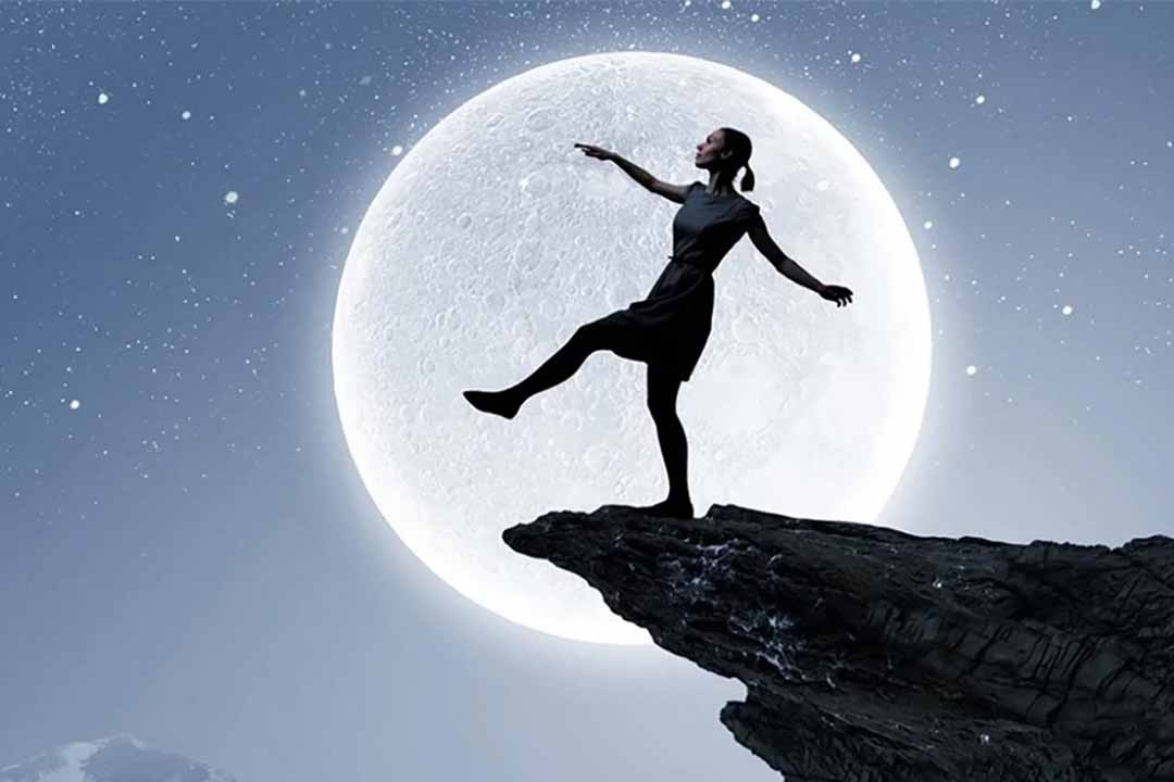 Để bảo vệ trẻ khỏi các tai nạn, mặc dù hiếm nhưng trẻ có thể bị tai nạn, nhất là lúc trẻ đi ra ngoài, có thể bị tai nạn giao thông, bị chó cắn, lạc đường, cần khóa cửa, không để trẻ ngủ ở giường hẹp.