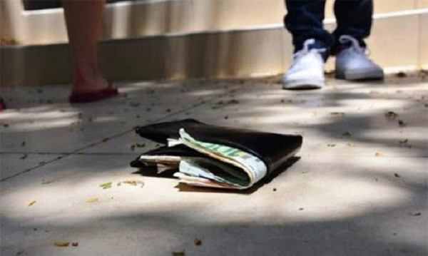 Dù trong mơ bạn thấy mình nhặt được một túi tiền nhỏ, điều này mang đến cho bạn một tin vui rằng có thể bạn sẽ được thăng chức, tăng lương hoặc kiếm được nhiều tiền trong tương lai.