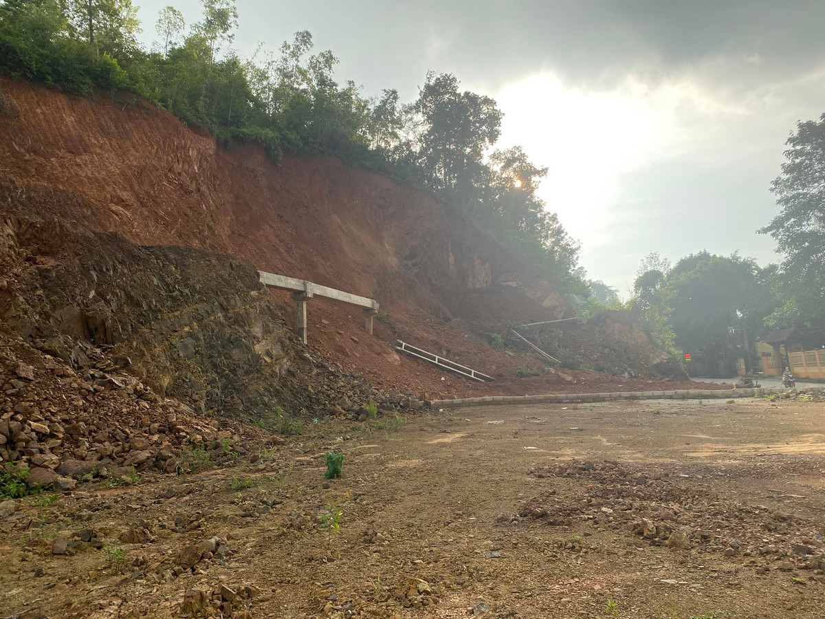 Ngày 13/8, thông tin từ người dân địa phương cho biết, đoạn mương thủy lợi chảy qua đoạn Pắc Cần, khu 8 thị trấn Na Sầm thuộc đập dâng thủy luân Na Sầm, huyện Văn Lãng, tỉnh Lạng Sơn mà Báo Tri thức và Cuộc sống đã phản ánh trong bài “Lạng Sơn: Sập mương thủy lợi, Thường trực HĐND huyện Văn Lãng yêu cầu làm rõ trách nhiệm” tiếp tục bị gẫy, đổ do taluy dương bị sạt lở.