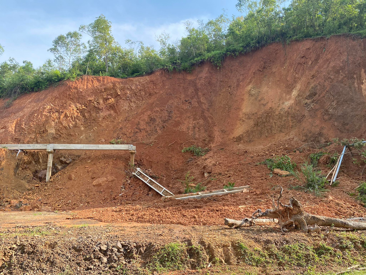 Về các sai phạm trên, Chi nhánh Văn phòng đăng ký đất đai thực hiện việc tách thửa để chuyển nhượng cho ông Vi Văn Duyên và bà Trần Thị Thuận tháng 3/2021 không đảm bảo theo đúng quy định. Khi đo đạc tại thực địa để tách thửa đất thấy có tuyến mương thuỷ lợi đã được kiên cố do Nhà nước quản lý nhưng không đo tách để trừ ra khỏi Giấy chứng nhận QSD đất của các hộ gia đình, cá nhân.