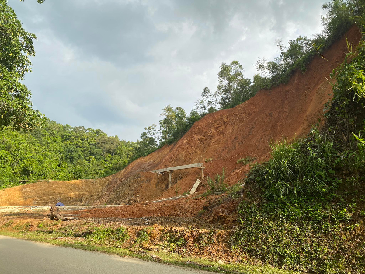 Phòng Kinh tế và Hạ tầng không thuộc thẩm quyền, trách nhiệm thẩm định thuyết minh báo cáo kinh tế kỹ thuật, bản vẽ thiết kế công trình nhưng đã tiến hành xác nhận vào hồ sơ là không đúng quy định.