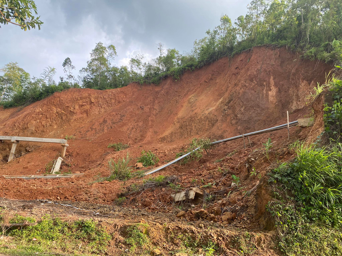 UBND thị trấn Na Sầm thiếu trách nhiệm trong việc kiểm tra, hướng dẫn các hộ gia đình, cá nhân lập hồ sơ, giám sát việc san gạt, hạ độ cao thửa đất cũng như lập hồ sơ xử lý vi phạm hành chính theo thẩm quyền quy định theo các Văn bản số 3134/UBND-TNMT ngày 21/12/2020, số 2434/UBND-TNMT ngày 30/10/2022 của UBND huyện về việc quản lý công tác san lấp đất, cải tạo mặt bằng trên địa bàn huyện. Khi phát hiện các hộ gia đình, cá nhân đổ đất thải không đúng với Thông báo đơn vị đã ban hành nhưng không có biến pháp ngăn chặn, xử lý theo quy định.