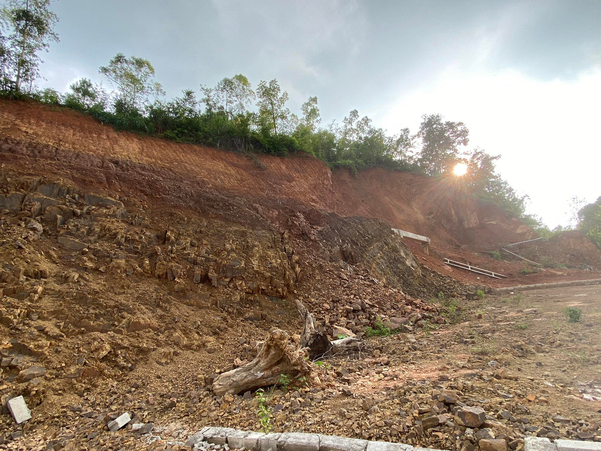 Người dân cho biết, sau khi chuyển đổi mục đích sử dụng đất, cấp "sổ đỏ", tự ý san gạt đồi thì vị trí mương nước đã hình thành các nền đất mặt đường và được bán cho nhiều người.