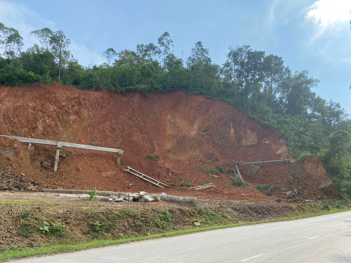 Xí nghiệp khai thác công trình thuỷ lợi huyện, Công ty TNHH MTV Khai thác công trình thuỷ lợi Lạng Sơn là đơn vị được giao quản lý, bảo vệ, tu sửa, khai thác công trình nhưng chưa thực hiện hết trách nhiệm được giao, ký biên bản đồng ý giải pháp di dời vượt thẩm quyền được giao quản lý dẫn đến việc chuyển mục đích sử dụng đất chưa đảm bảo chặt chẽ, cho phép thi công di dời đoạn mương chưa đảm bảo về trình tự thủ tục theo quy định của pháp luật.