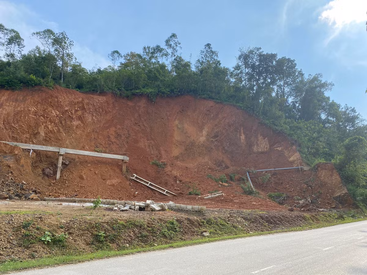 Xí nghiệp khai thác công trình thuỷ lợi huyện, Công ty TNHH MTV Khai thác công trình thuỷ lợi Lạng Sơn là đơn vị được giao quản lý, bảo vệ, tu sửa, khai thác công trình nhưng chưa thực hiện hết trách nhiệm được giao, ký biên bản đồng ý giải pháp di dời vượt thẩm quyền được giao quản lý dẫn đến việc chuyển mục đích sử dụng đất chưa đảm bảo chặt chẽ, cho phép thi công di dời đoạn mương chưa đảm bảo về trình tự thủ tục theo quy định của pháp luật.