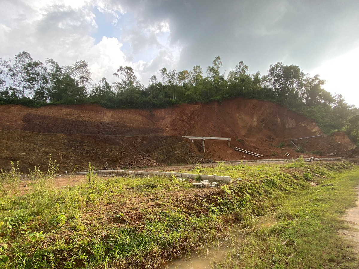 Chị H.T.H (người dân địa phương) cho biết, vụ việc gây ảnh hưởng nghiêm trọng đến nhiều hộ nông dân. Người dân mong công an sớm điều tra có kết quả để xử lý nghiêm những sai phạm của cá nhân, tập thể. Đặc biệt là những sai phạm trong của người đứng đầu cơ quan nhà nước, trách nhiệm tập thể các đơn vị vi phạm được nêu trong kết luận.