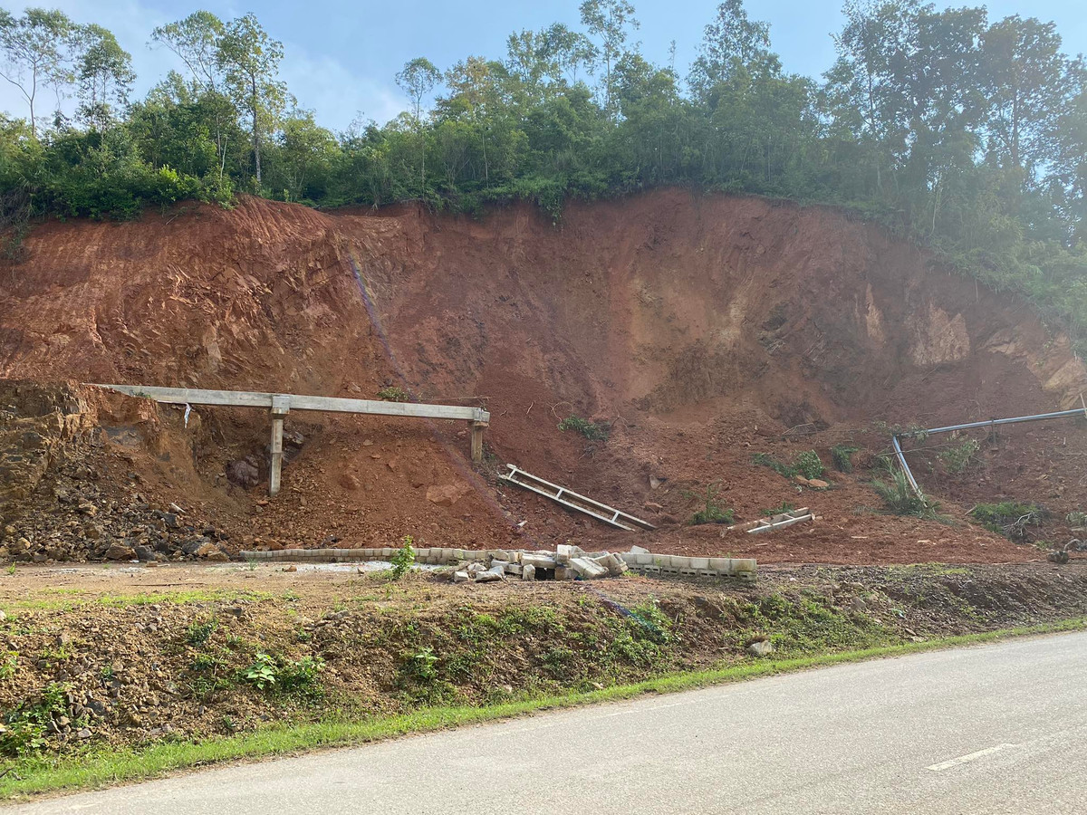Vị trí nơi có mương thủy lợi bị gãy, đổ do sạt lở ta luy dương nằm trên phần đất của bà Trần Thị Thuận và ông Vi Văn Duyên (trú tại huyện Văn Lãng, Lạng Sơn) được mua lại và chuyển đổi mục đích sử dụng từ thửa đất của hộ gia đình ông Hoàng Văn Lai (thôn Nà Cưởm, xã Tân Lang, huyện Văn Lãng nay là khu 8 thị trấn Na Sầm. Ông Lai đã qua đời, đất được thừa kế sang tên cho vợ là Nguyễn Mai Lan). Theo báo cáo của UBND huyện Văn Lãng, việc cấp giấy CNQSDĐ, chuyển mục đích sử dụng đất cho các cá nhân tại thửa đất này cũng không đúng quy định pháp luật.