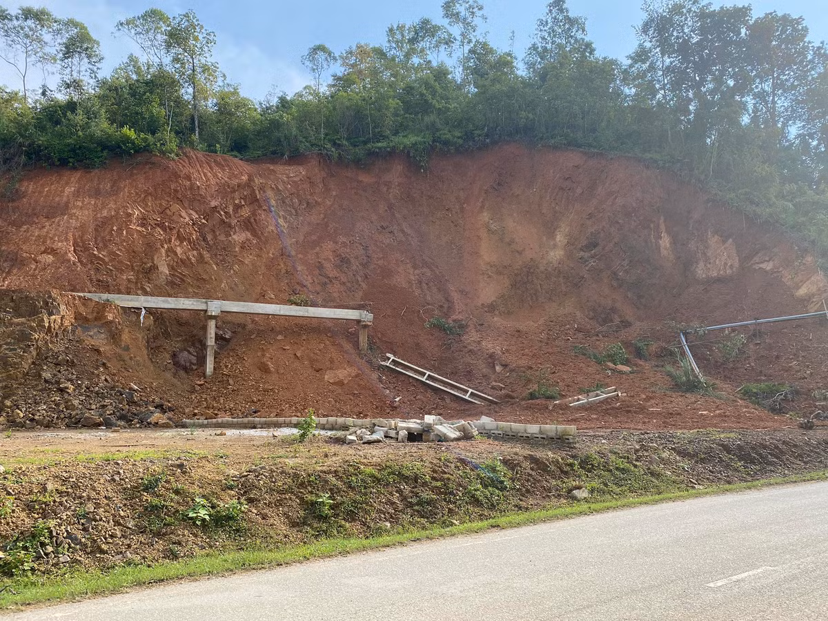 Vị trí nơi có mương thủy lợi bị gãy, đổ do sạt lở ta luy dương nằm trên phần đất của bà Trần Thị Thuận và ông Vi Văn Duyên (trú tại huyện Văn Lãng, Lạng Sơn) được mua lại và chuyển đổi mục đích sử dụng từ thửa đất của hộ gia đình ông Hoàng Văn Lai (thôn Nà Cưởm, xã Tân Lang, huyện Văn Lãng nay là khu 8 thị trấn Na Sầm. Ông Lai đã qua đời, đất được thừa kế sang tên cho vợ là Nguyễn Mai Lan). Theo báo cáo của UBND huyện Văn Lãng, việc cấp giấy CNQSDĐ, chuyển mục đích sử dụng đất cho các cá nhân tại thửa đất này cũng không đúng quy định pháp luật.