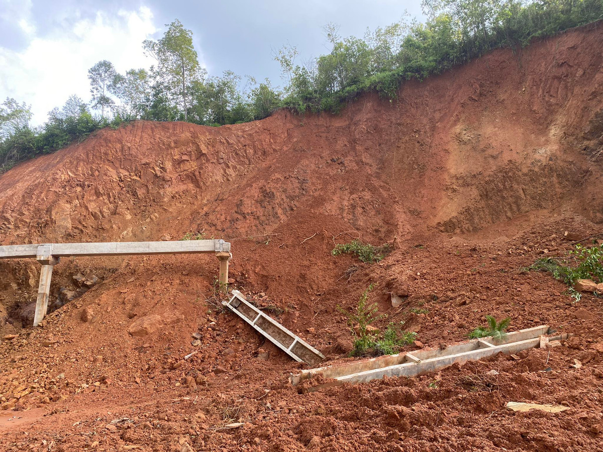 "Việc 02 hộ gia đình san gạt độ cao (vật liệu xây dựng) trong phạm vi bảo vệ công trình thủy lợi khi tự ý di chuyển đoạn mương dài khoảng 102m dài khi chưa được cơ quan có thẩm quyền cho phép; vi phạm phát luật về quản lý đất đai. Không chấp hành các quy định về nghĩa vụ kê khai nghĩa vụ thuế bảo vệ môi trường với cơ quan thuế theo quy định, cụ thể khoảng 37.920.960 đồng; làm thiếu nước phục vụ sản xuất nông nghiệp của các hộ dân dẫn đến 50,92 sào bị thiệt hại 100%, 455,6 m thiệt hại 50% và 1.198,9 m thiệt hại 20% (tổng thiệt hại khoảng 110,2 triệu đồng)" - trích Báo cáo số 446/BC-UBND của huyện Văn Lãng.