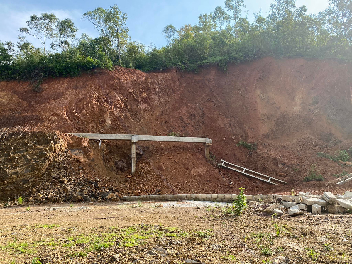 Theo người dân địa phương cho biết, đây đã là lần thứ 3 đoạn mương này bị gãy, đổ do sạt lở taluy dương. Trước đó, liên quan đến vị trí gãy, đổ mương thủy lợi, ông Nguyễn Văn Trường - Bí thư Huyện ủy Văn Lãng cho biết, việc cấp giấy chứng nhận quyền sử dụng đất, chuyển mục đích sử dụng đất, quản lý bảo vệ công trình thủy lợi thuộc Đập dâng thủy luân Na Sầm có nhiều tình tiết phức tạp, liên quan đến vi phạm Luật đất đai, Luật thủy lợi và một số Nghị định, Thông tư của Chính phủ nên đã chuyển vụ việc sang cơ quan điều tra Công an huyện xác minh làm rõ, xem xét xử lý sai phạm.