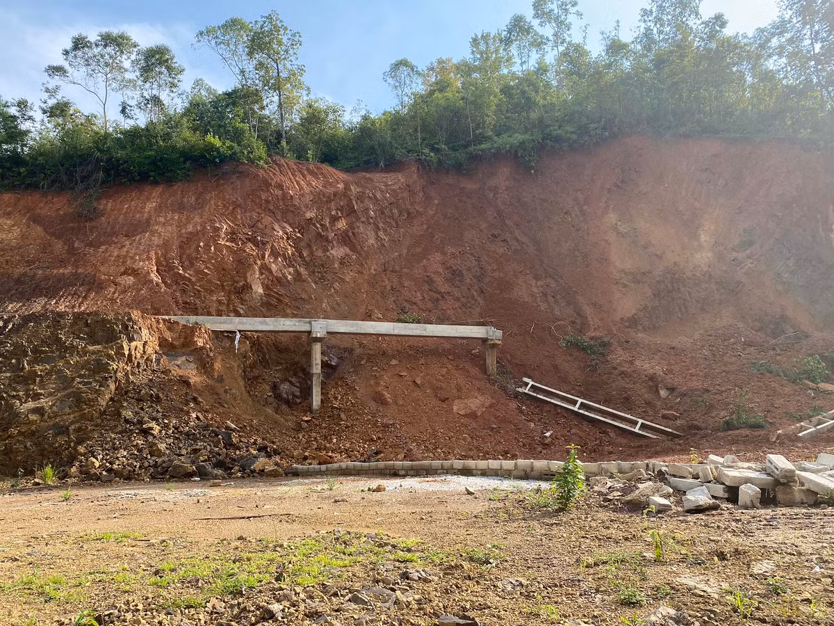 Theo người dân địa phương cho biết, đây đã là lần thứ 3 đoạn mương này bị gãy, đổ do sạt lở taluy dương. Trước đó, liên quan đến vị trí gãy, đổ mương thủy lợi, ông Nguyễn Văn Trường - Bí thư Huyện ủy Văn Lãng cho biết, việc cấp giấy chứng nhận quyền sử dụng đất, chuyển mục đích sử dụng đất, quản lý bảo vệ công trình thủy lợi thuộc Đập dâng thủy luân Na Sầm có nhiều tình tiết phức tạp, liên quan đến vi phạm Luật đất đai, Luật thủy lợi và một số Nghị định, Thông tư của Chính phủ nên đã chuyển vụ việc sang cơ quan điều tra Công an huyện xác minh làm rõ, xem xét xử lý sai phạm.