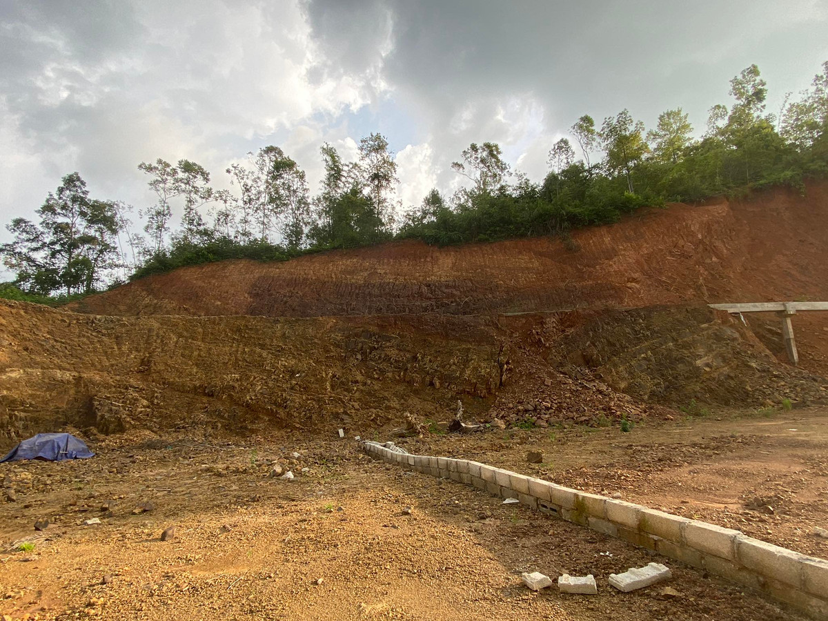 Vị trí miếng đất tự ý san gạt đã được chia lô, xây tường gạch để phân địch ranh giới. Chị H. nói thêm, cần làm rõ có hay không dấu hiệu trục lợi, lợi ích nhóm trong vụ việc này.