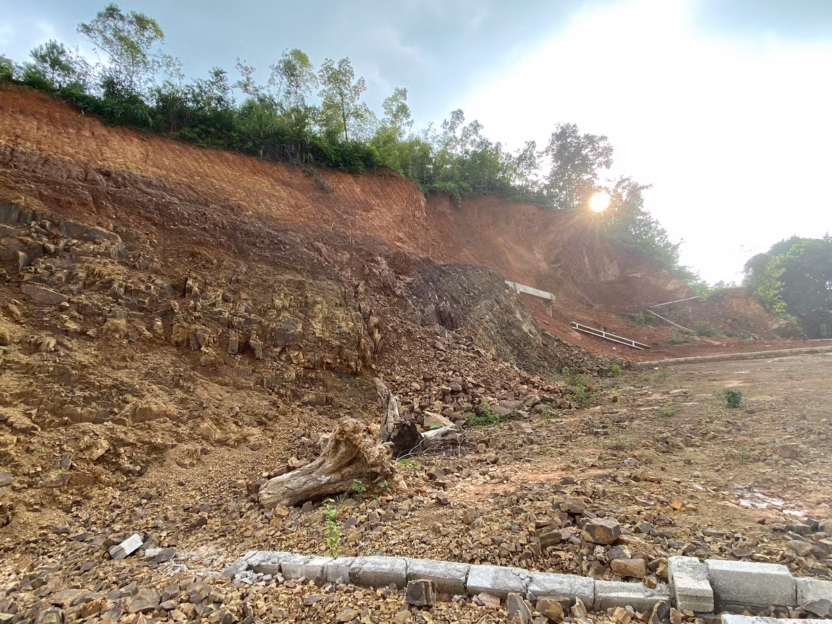 Bà Trần Thị Thuận, ông Vị Văn Duyên sau khi mua đất đã tự ý san gạt đất, đổ thải không đúng nơi quy định, chưa đóng thuế môi trường. Đặc biệt, không có hồ sơ thiết kế giải pháp thi công... dẫn đến việc sạt lở taluy làm gãy đổ mương thủy lợi nhiều lần.