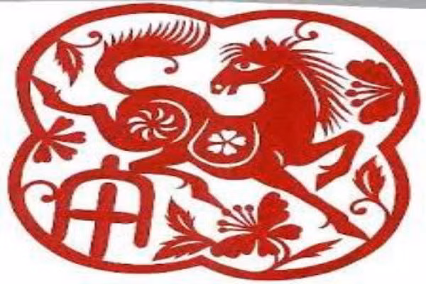 Những bạn tuổi Ngọ còn độc thân nếu muốn cầu duyên năm nay sẽ gặp cạnh tranh khốc liệt, công việc có nhiều áp lực, vì thế khó tập trung được tâm trí lo cho chuyện tình cảm. Có thể dùng “Thất tinh hòa hợp trấn” đặt vào vị trí đào hoa ở nơi làm việc hoặc phòng ngủ. Nhờ bạn bè đồng nghiệp tuổi Tuất, tuổi Mùi làm ông mai bà mối. Nên chọn người tuổi Mùi, tuổi Dần, tuổi Tuất để kết duyên. Quần áo nên mặc màu sặc sỡ để chiêu vận đào hoa.