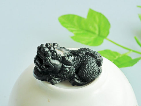 Sử dụng vật phẩm phong thủy có thể thúc Tài vị như nuôi 7 con cá Kim Long. Thờ thần Tài để thúc tài hoặc dùng một chiếc hộp bên trong đặt chút đồ trang sức vàng bạc. Cũng có thể đặt tỳ hưu để thúc tài hoặc nuôi một con rùa.