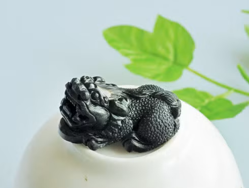 Sử dụng vật phẩm phong thủy có thể thúc Tài vị như nuôi 7 con cá Kim Long. Thờ thần Tài để thúc tài hoặc dùng một chiếc hộp bên trong đặt chút đồ trang sức vàng bạc. Cũng có thể đặt tỳ hưu để thúc tài hoặc nuôi một con rùa.