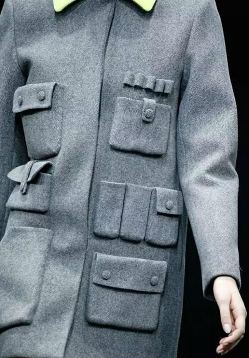 Không nên mặc quần áo quá nhiểu túi. Những miếng vải dùng để làm túi trong một bộ trang phục được gọi là “ tán bố”. Trong phong thủy túi trên quần áo tượng trưng cho tài vận. Ảnh minh họa.