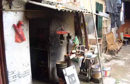 Nếu trước cửa luôn trong trạng thái bề bộn, đầy đồ lộn xộn bẩn thỉu sẽ ảnh hưởng đến đường nạp khí, từ đó ảnh hưởng trực tiếp đến tài vận của gia chủ. Ảnh minh họa.