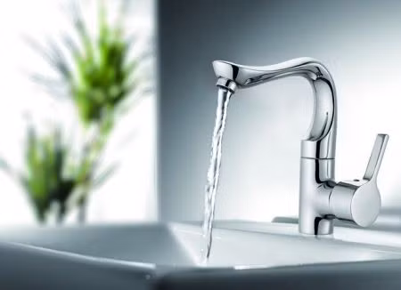 Thói quen lãng phí nước. Việc lãng phí nước sẽ phải trả nhiều tiền đã là một lãng phí tiền tài. Trong phong thủy nước tượng trưng cho sự giàu có dồi dào. Ảnh minh họa.