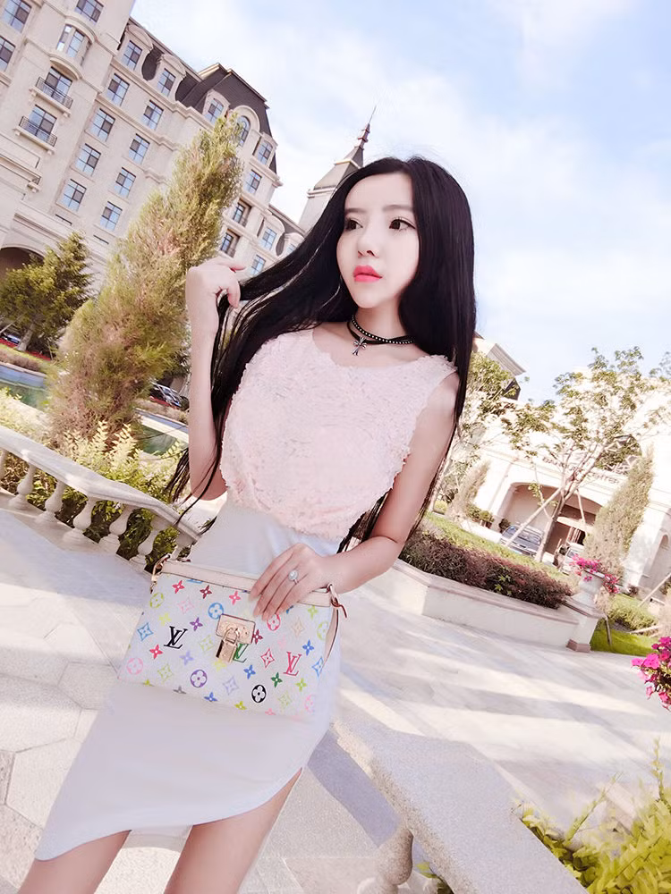 Trước thái độ và những phát ngôn của Đào Quỳnh, cô nàng bị cho là đang cố tình gây sốc để thu hút sự chú ý của dân mạng và tạo ra sự nổi tiếng ảo cho bản thân. "Đầu óc hay con mắt của cô ta có vấn đề? Không thể hiểu nổi vì sao cô ta lại cho rằng bản thân mình là người đẹp, là hot girl? Hay rảnh rỗi quá muốn gây sốc để được nổi tiếng? Có vẻ như cách này lỗi thời quá rồi", một bình luận với ý chỉ trích của dân mạng đã phanh phui bộ mặt thật của "hot girl sống ảo" Đào Quỳnh.