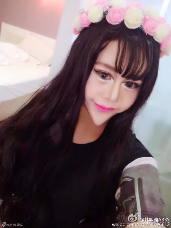 Ngoài ra Hàn Hy Nhã còn tự đặt cho mình những biệt danh mỹ miều như: Cô gái xinh đẹp nhất Trung Quốc, Búp bê Barbie sống... Nhờ tất cả những điều này mà Hàn Hy Nhã được nhiều dân mạng xếp vào hàng một trong những "thảm họa mạng khủng khiếp nhất trong lịch sử". Ảnh trong bài: Weibo.