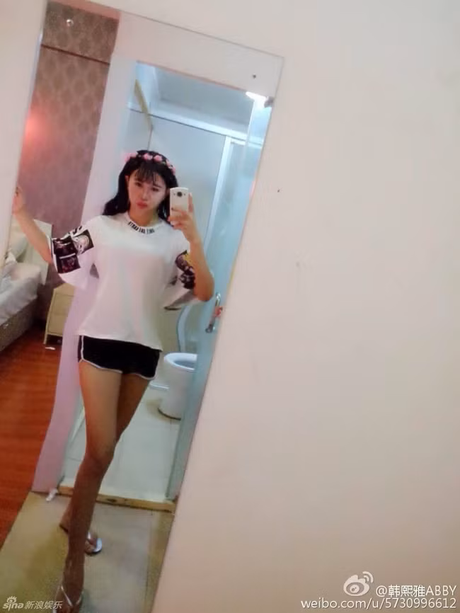 Chưa dừng lại ở đó, Hàn Hy Nhã còn thản nhiên tiết lộ công việc hiện tại của mình là... "tiểu tam xinh đẹp nhất" - tức nhân vật xinh đẹp luôn dùng nhan sắc và thủ đoạn để phá hoại hạnh phúc những cặp đôi khác. Nói thêm về biệt danh này, Hàn Hy khẳng định rằng nhan sắc của cô có thể khiến bất cứ chàng trai nào dù đã có người yêu đều có thể chia tay để đi bắt đầu một cuộc tình khác với mình.