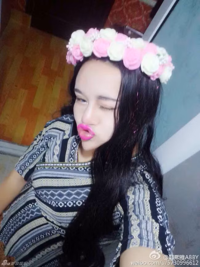 Quá "nổ" và hoang tưởng... Hàn Hy Nhã trở thành nhân vật hứng chịu cơn mưa "gạch đá" của dân mạng. Nhưng chính trong hoàn cảnh đó, cô gái có khuôn mặt khủng khiếp này lại càng thể hiện độ "trơ" vô địch của mình khi liên tục tự nhận mình là "của hiếm", khuôn mặt chưa từng trải qua chỉnh sửa, phẫu thuật thẩm mỹ như đã xinh đẹp đến mức khiến nhiều người ghen tị.