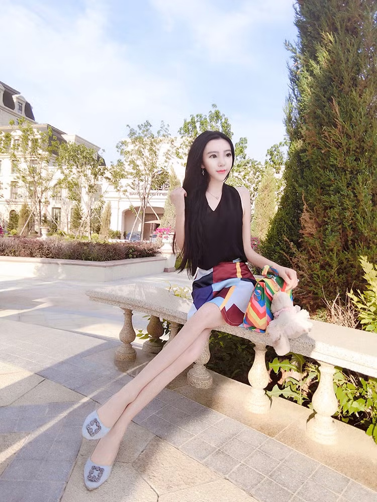 Ban đầu, một số bạn trẻ cho rằng Đào Quỳnh bị "suy dinh dưỡng nặng" nên mới có thân hình mảnh khảnh, chân tay nhỏ xíu như vậy. Nhưng sau đó, cũng không mất nhiều thời gian để dân mạng tìm ra những chứng cứ về việc chỉnh sửa ảnh quá đà của Đào Quỳnh. Theo đó, cô gái sinh năm 1995 này đã dùng một vài ứng dụng trên điện thoại để biến bản thân mình trở nên "dị dạng".