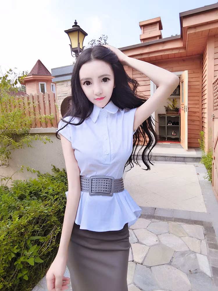 Không chỉ có khuôn mặt kỳ quái, cô gái có cái tên Đào Quỳnh này còn thường xuyên chỉnh sửa ảnh quá đà đến mức thân hình trở nên xương xẩu, như chỉ còn da bọc xương, khẳng khiu như những cành củi khô. Dù cách chỉnh sửa này khiến cánh chân, tay của Đào Quỳnh trông dài ra thấy rõ nhưng việc nó bị bóp quá nhỏ lại tạo ra cảm giác kỳ quái, đáng sợ, "không giống người".