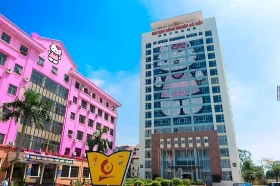 Về hình vẽ Hello Kitty, theo những người tung ra tin đồn trên, logo các ngôi trường được thay bằng hình dễ thương này nhằm thu hút các nữ sinh, "cải thiện tình trạng mất cân bằng giới tính". Bởi đơn giản ở các ngôi trường này thường là những nơi vốn quen với như những "lãnh địa nam giới", nơi mà các nữ sinh đôi khi chỉ đếm trên đầu ngón tay.