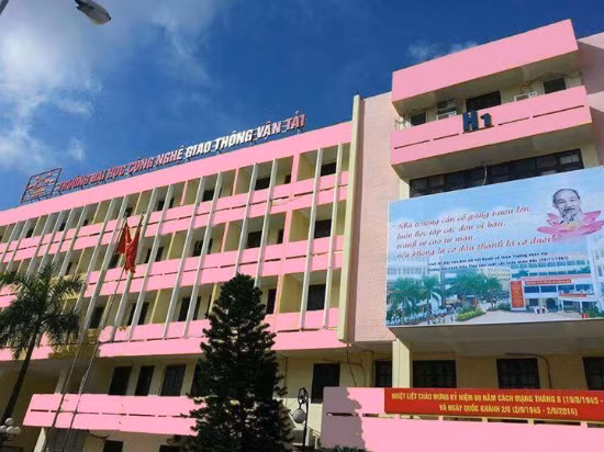 Thậm chí, dòng thông tin đăng trên trang NEU Confessions với nội dung bật mí rằng trường Đại học Giao thông Vận tải Hà Nội quyết định đổi màu sơn hồng để chào đón các tân sinh viên 2016". Dòng thông tin này hút số lượng trên 10 nghìn lượt like và chia sẻ chỉ trong khoảng thời gian ngắn, khiến vô số bạn trẻ thắc mắc và tạo ra không ít tranh cãi trên mạng xã hội.